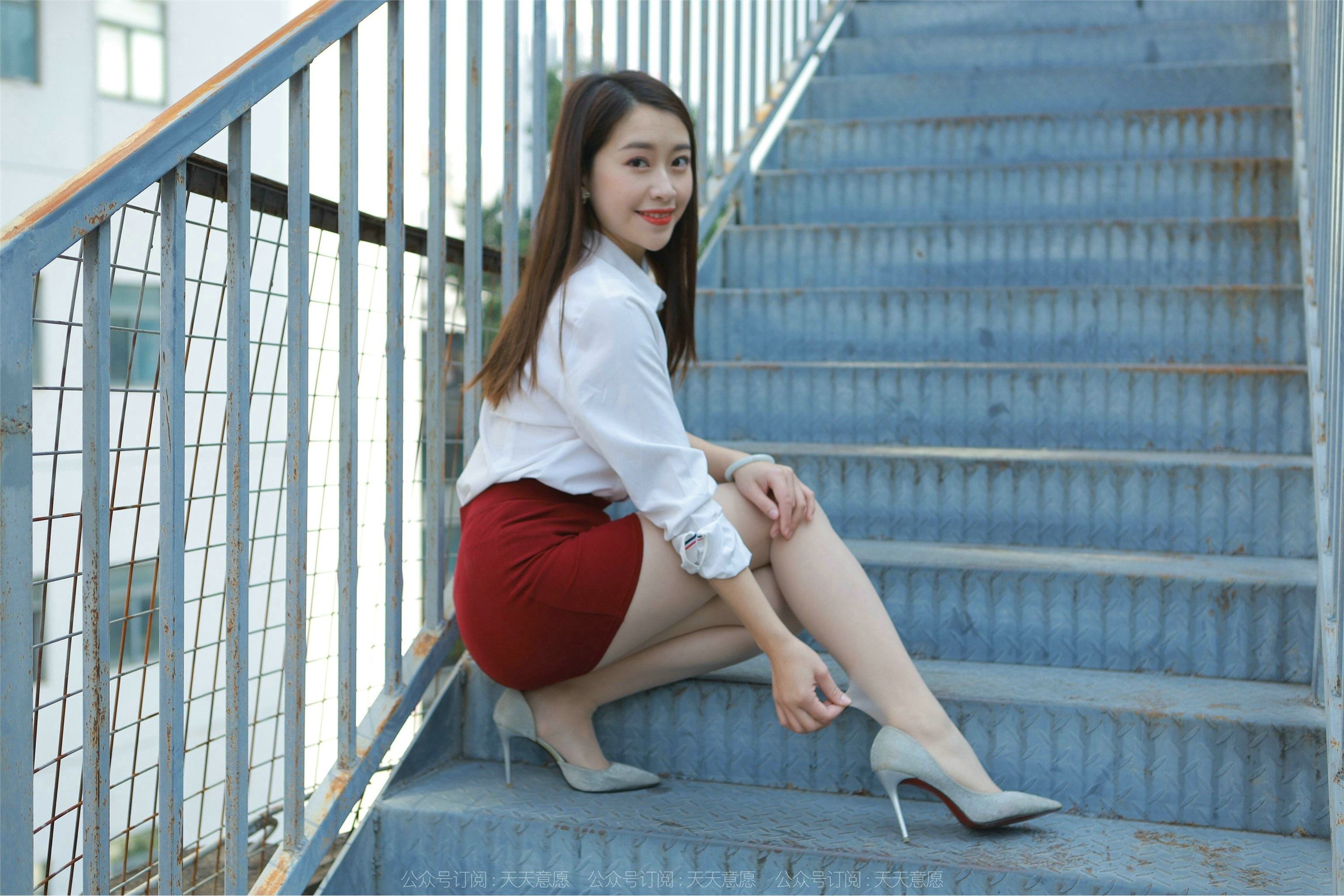 IESS异思趣向  2022.02.17 丝享家1006：小婕《性感红色包臀裙》